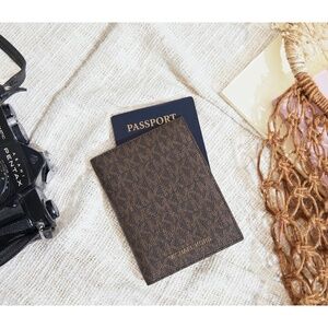 NWT Michael Kors Bedford Passport Wallet